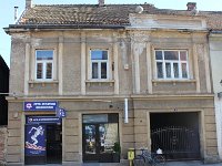 Trg Stjepana Radića 14 Kuća je građena na prijelazu 19. u 20. stoljeća izrazitih stilskih oblika historicizma i neoklasicizma s blago naglašenim elementima secesije  Kuća je građena na prijelazu 19. u 20. stoljeća izrazitih stilskih oblika historicizma i neoklasicizma s blago naglašenim elementima secesije. Od lipnja 1903. godine ovdje je bila trgovina petrinjskoga trgovca Ante Jarića (gradonačelnik Petrinje od 1927. do 1929. godine).